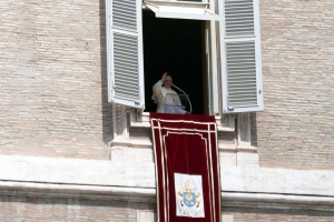 papież franciszek w oknie pałacu apostolskiego